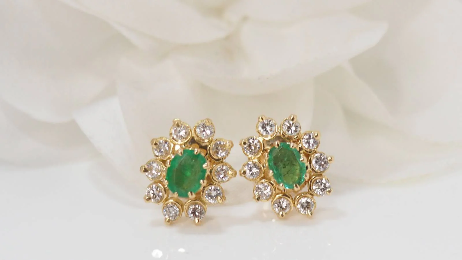 Daisy earrings in yellow gold, Emeralds and diamonds - Image 3