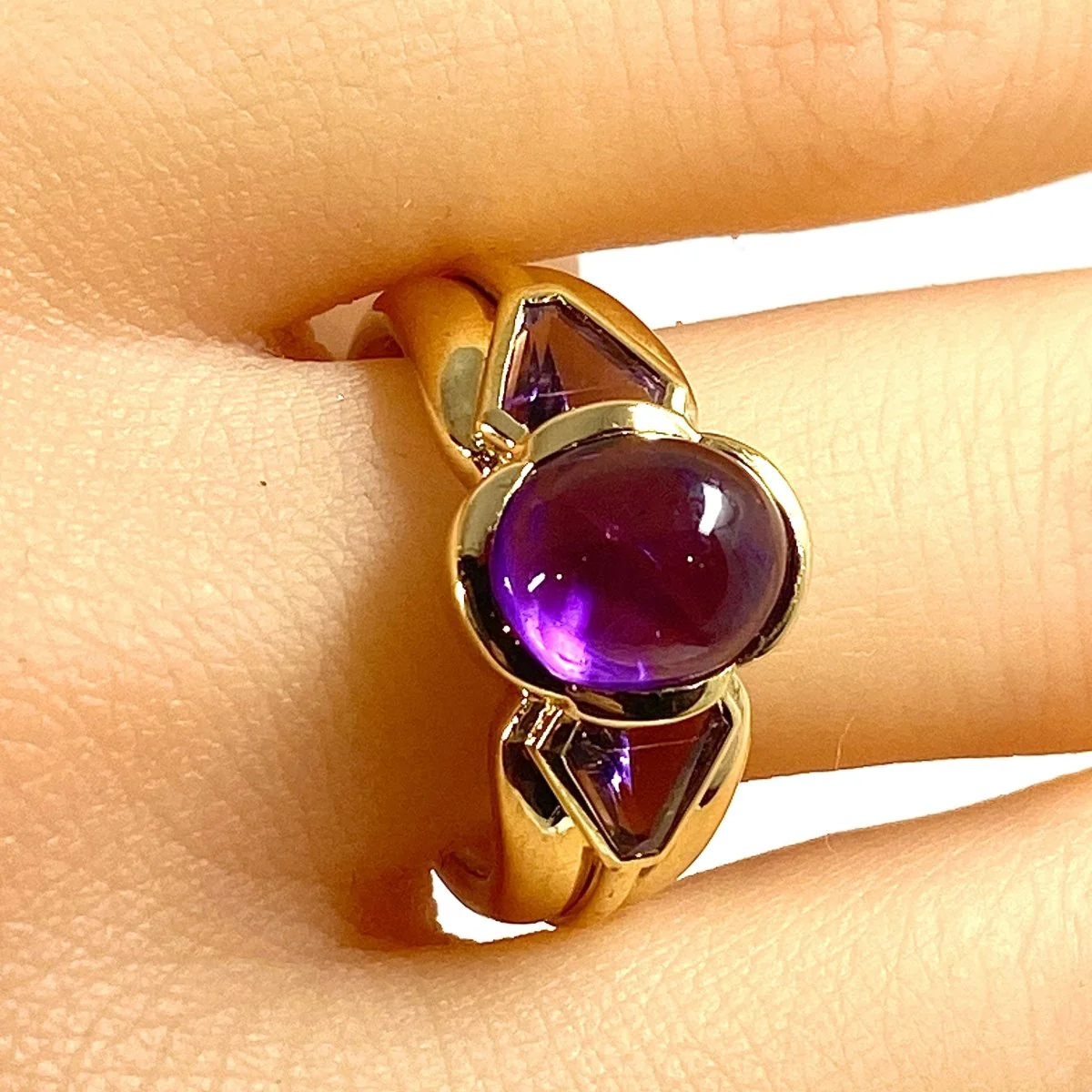 Ring at yellow gold 18 carats, cabochon amethyst and 2 triangles - Image 8