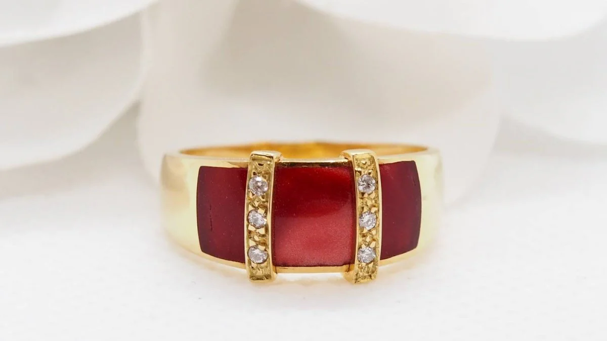 Clozeau ring in yellow gold, diamonds and red resin