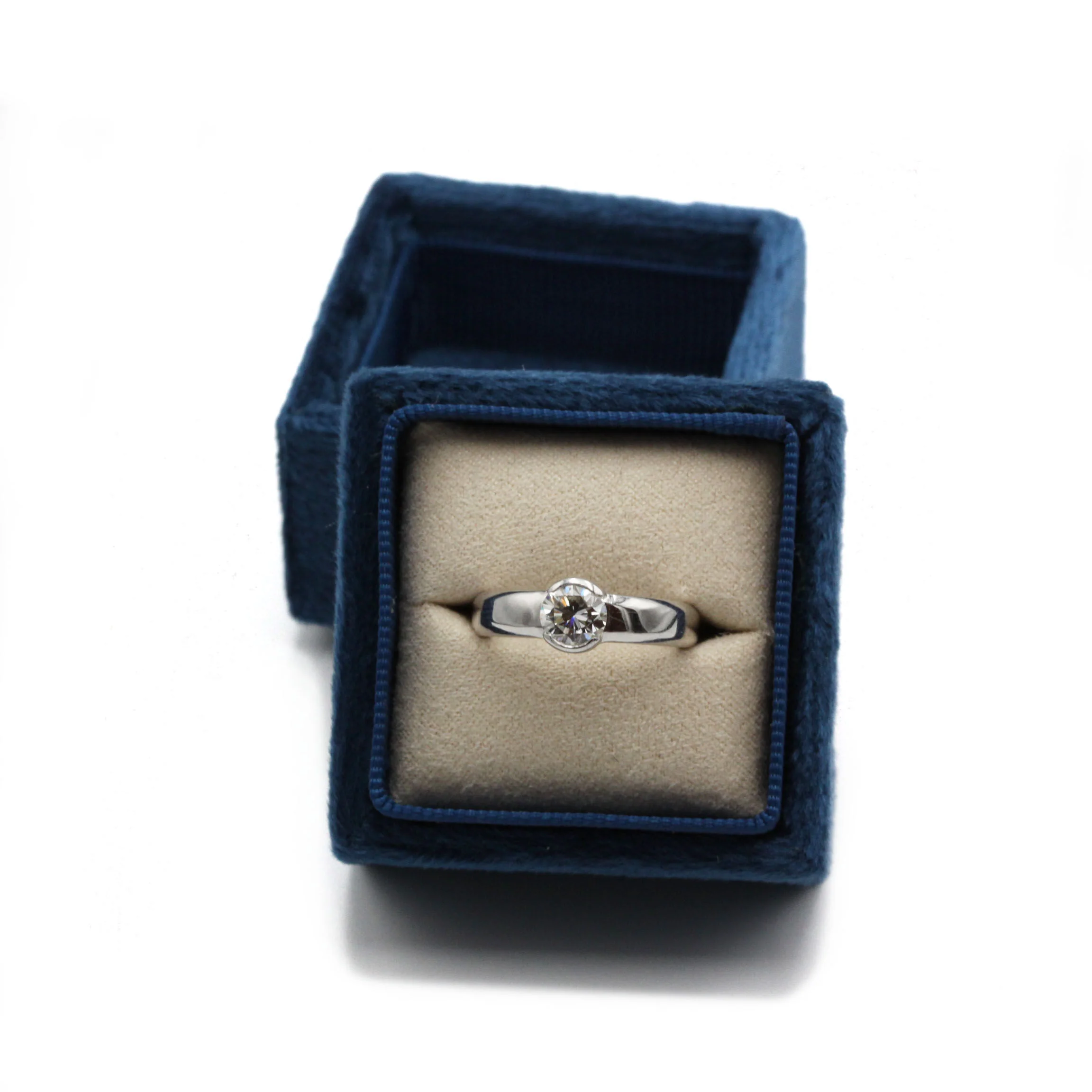 Ring Solitaire in white gold and diamond - Image 8