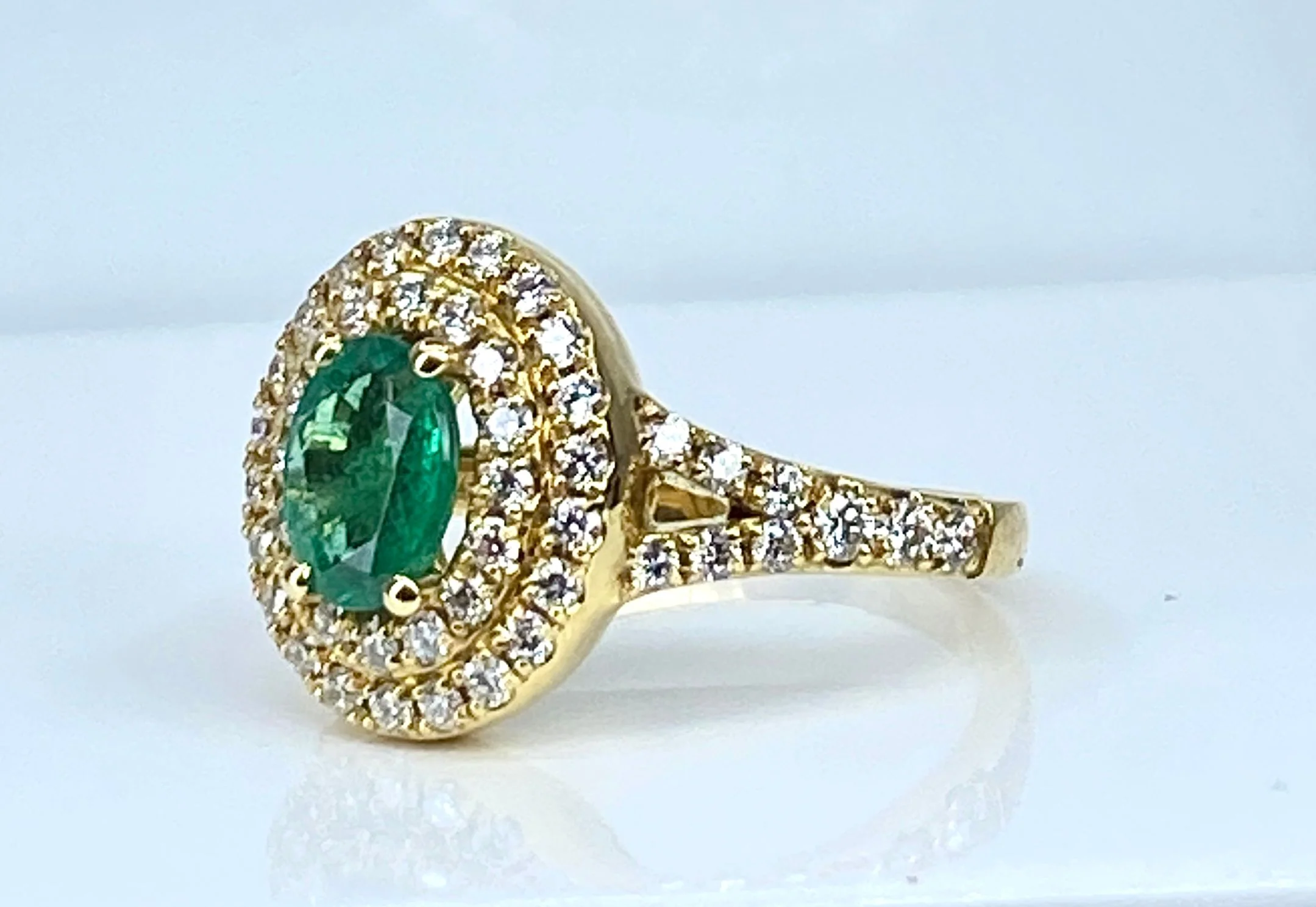 18-carat yellow gold ring adorned with an emerald and diamonds - Image 4
