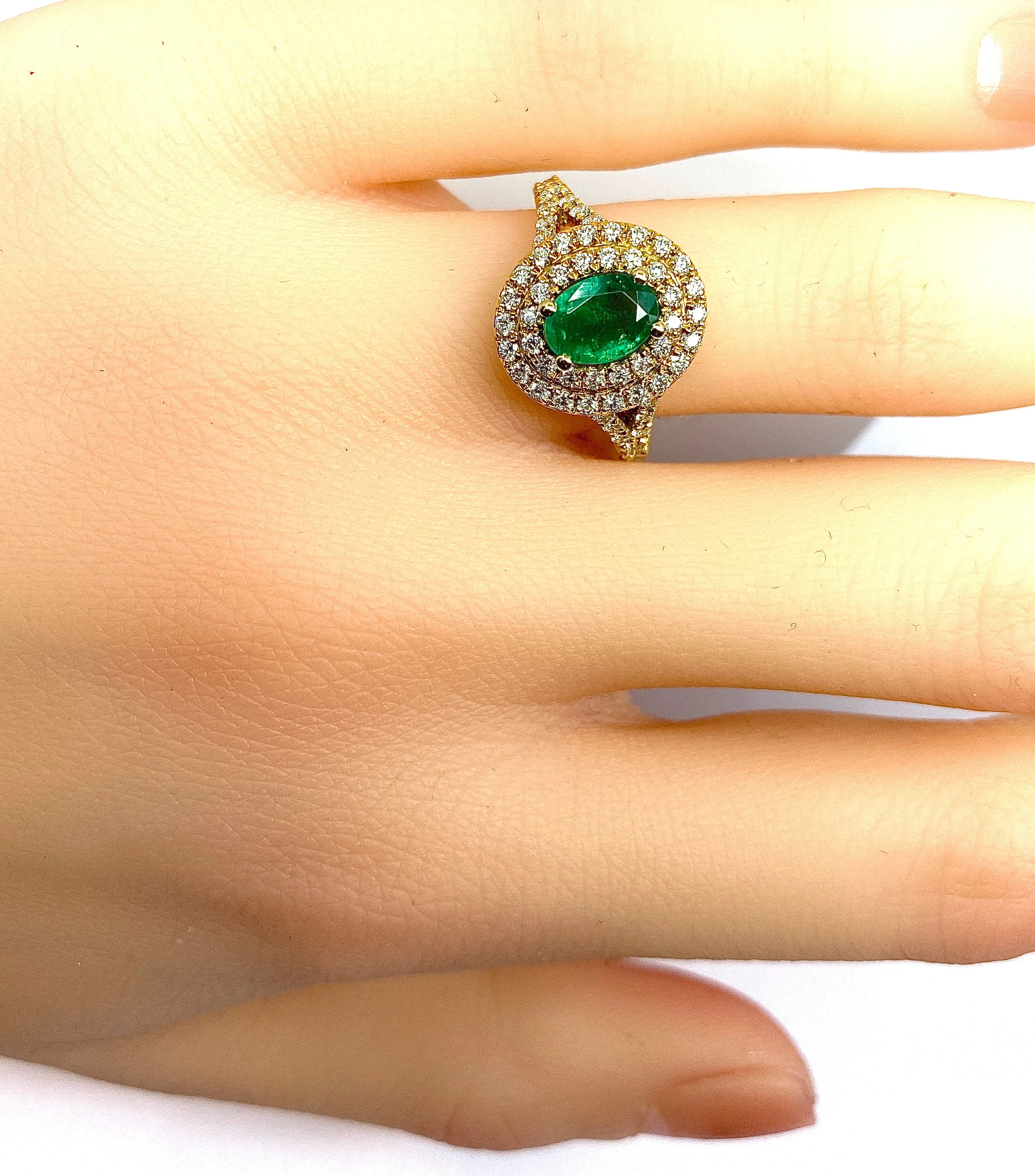 18-carat yellow gold ring adorned with an emerald and diamonds - Image 7