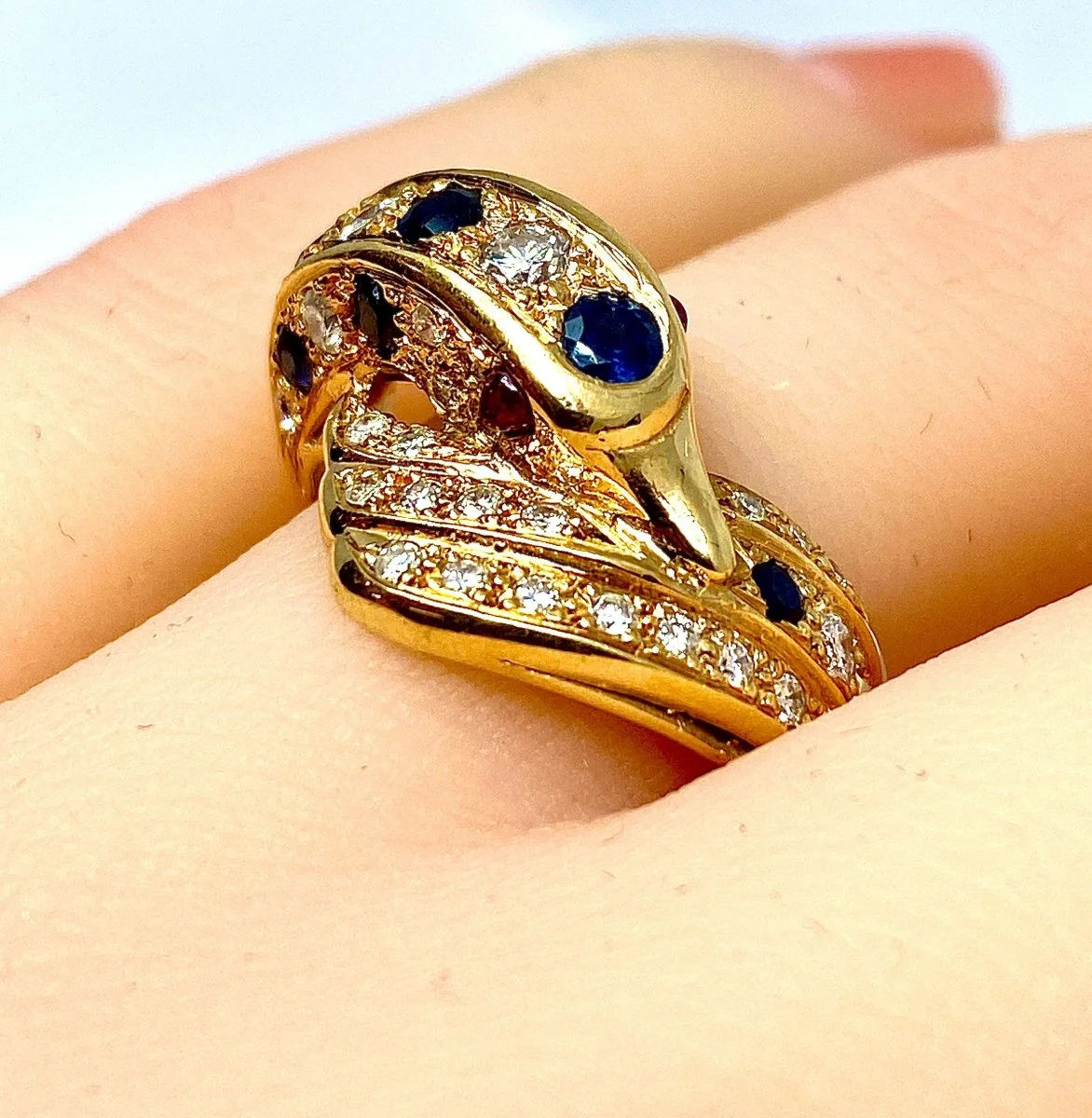 Dolphin ring in 18-carat yellow gold, sapphires, diamonds and rubies - Image 19