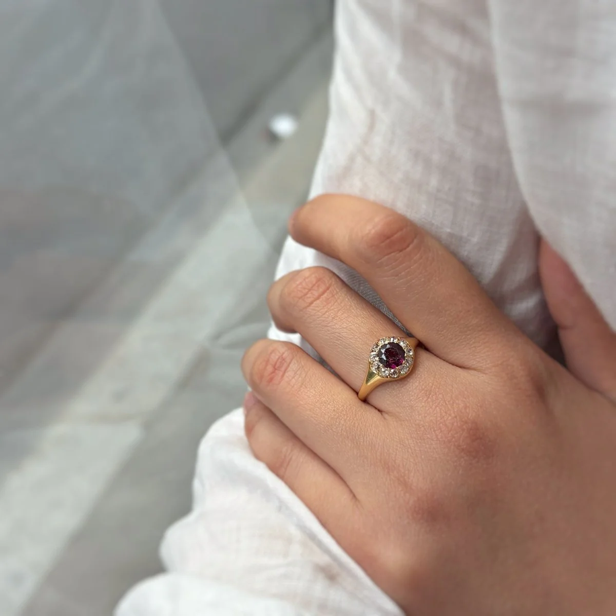 Ring Chevalière in yellow gold, garnet and diamonds - Image 2
