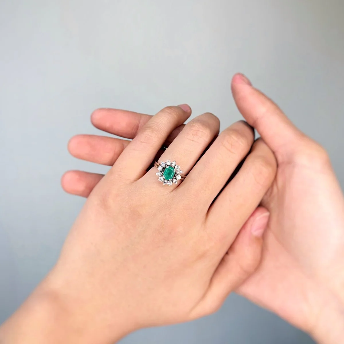 Ring Marguerite in white gold, paltinium, emerald and diamonds. - Image 4