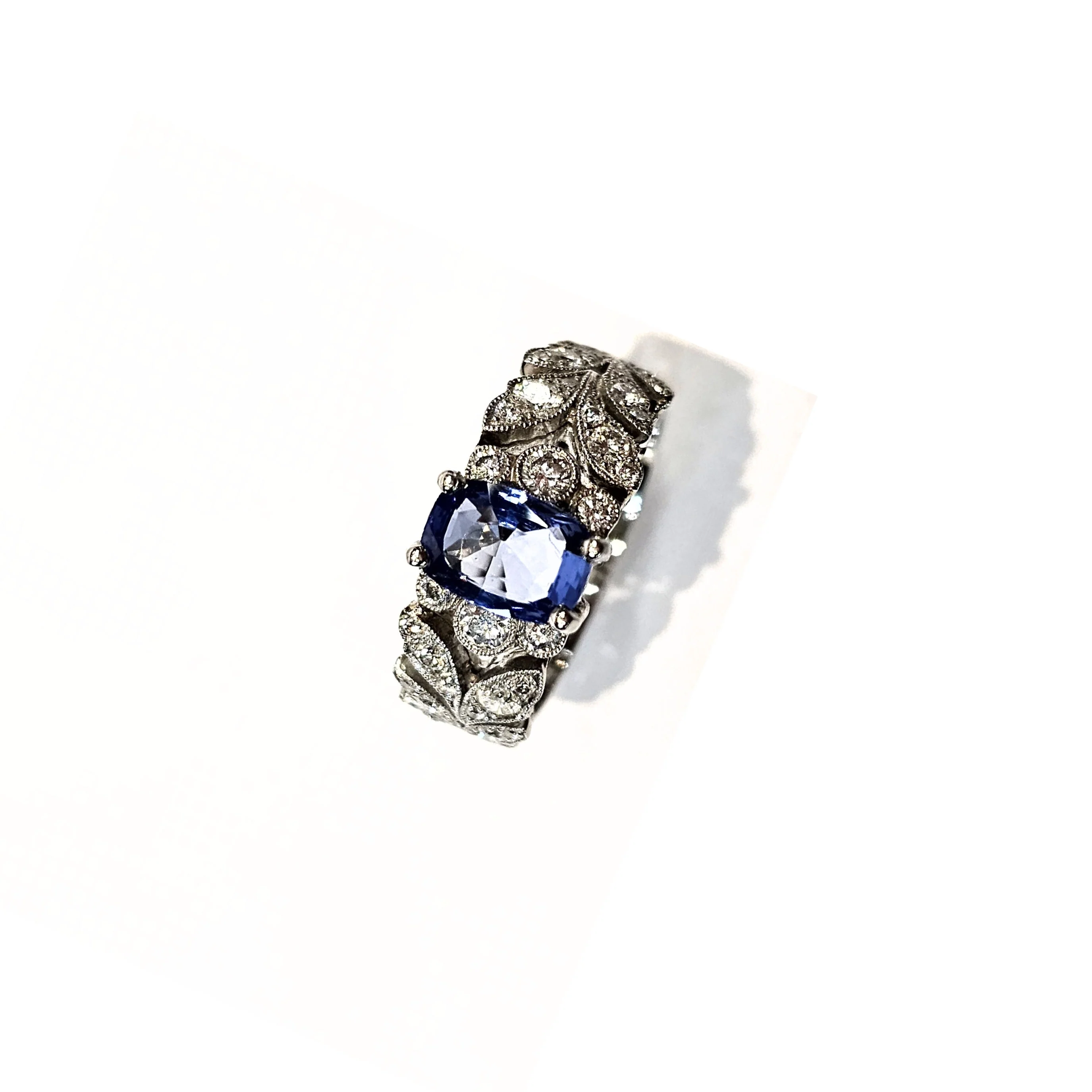 Bandeau ring in platinum, sapphire and diamonds
