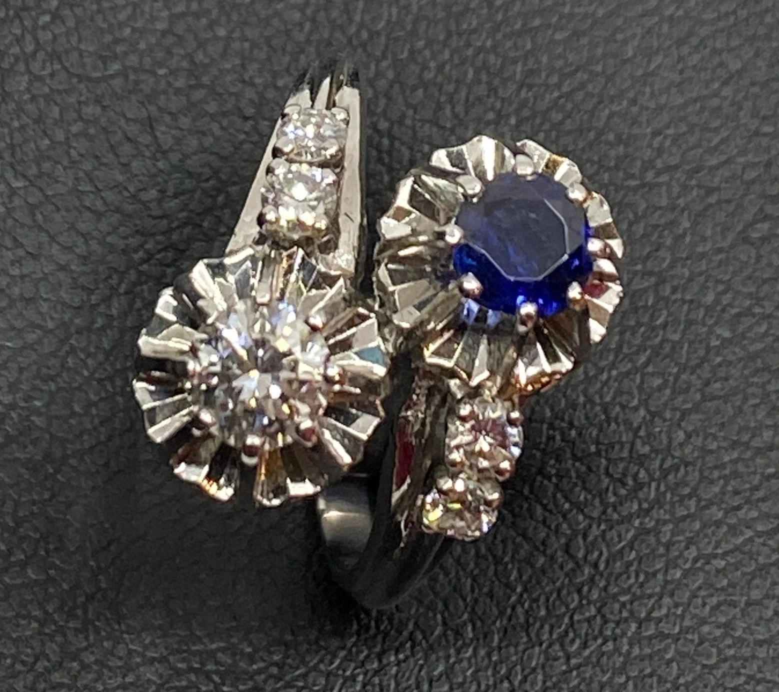 Ring in 18 carat gold, you and me in diamonds and Sapphire - Image 16
