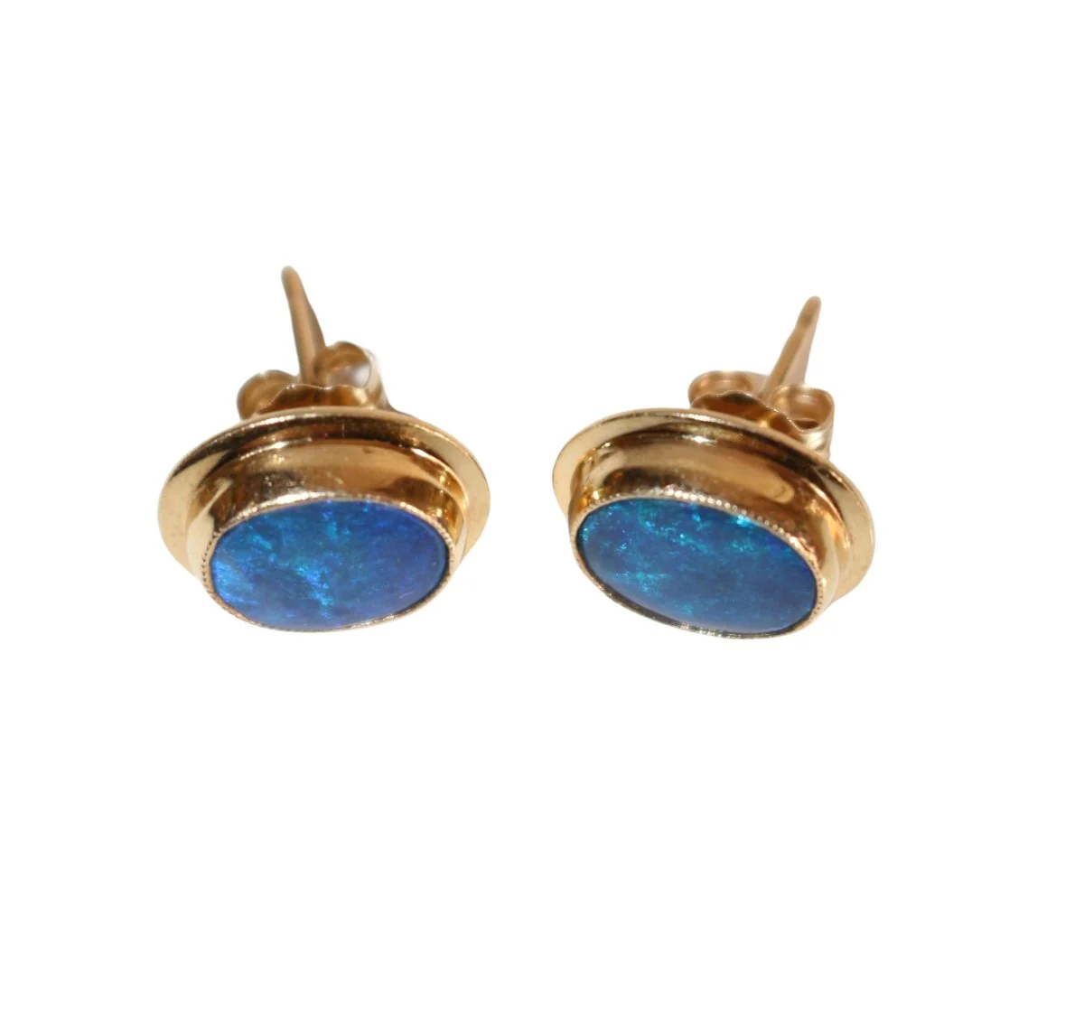 Stud earrings set with black opals in yellow gold - Image 5