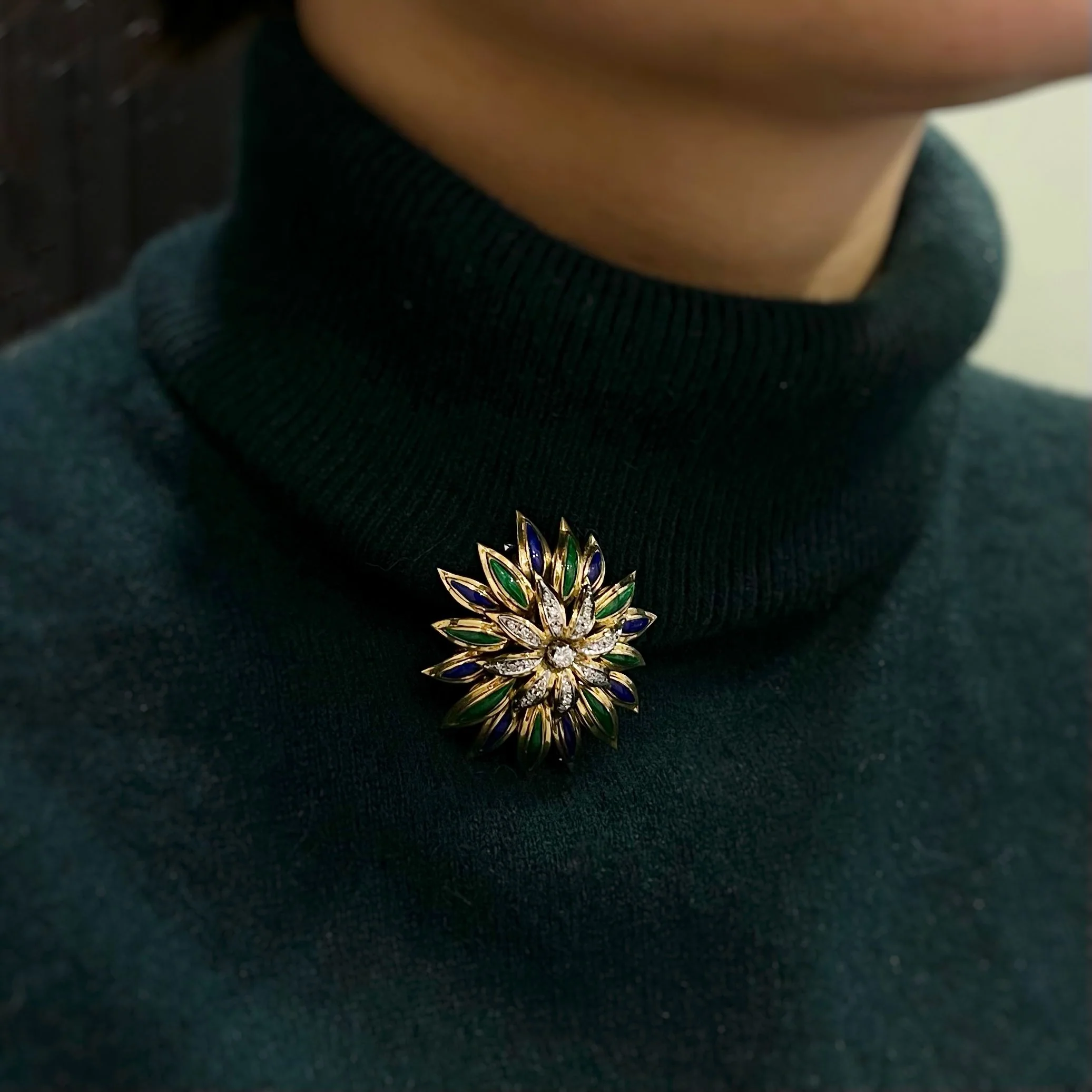 Brooch CARTIER Flower in yellow gold, blue and green enamel and diamond - Image 5