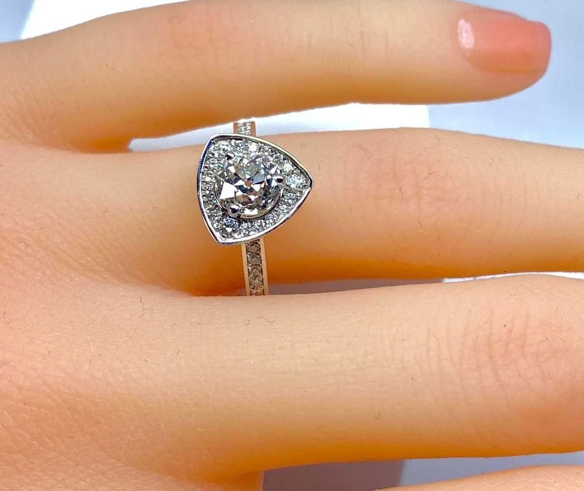 White gold ring with central diamond - Image 2