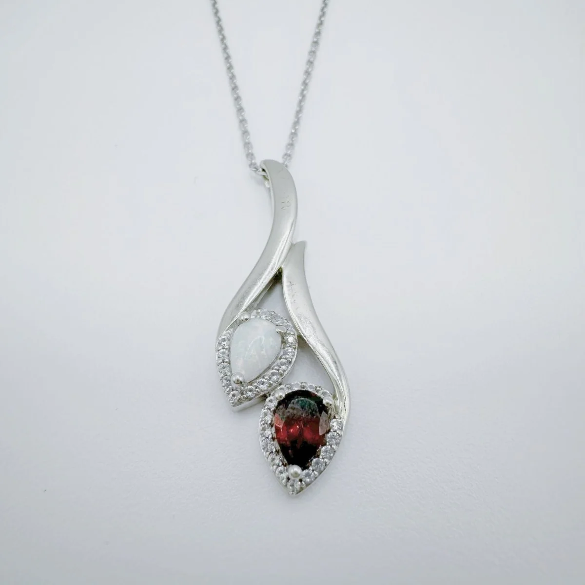 COLGANTE IN BLANCO GOLD, WITH OPALO GRANATE Y BLANCO  - Image 3