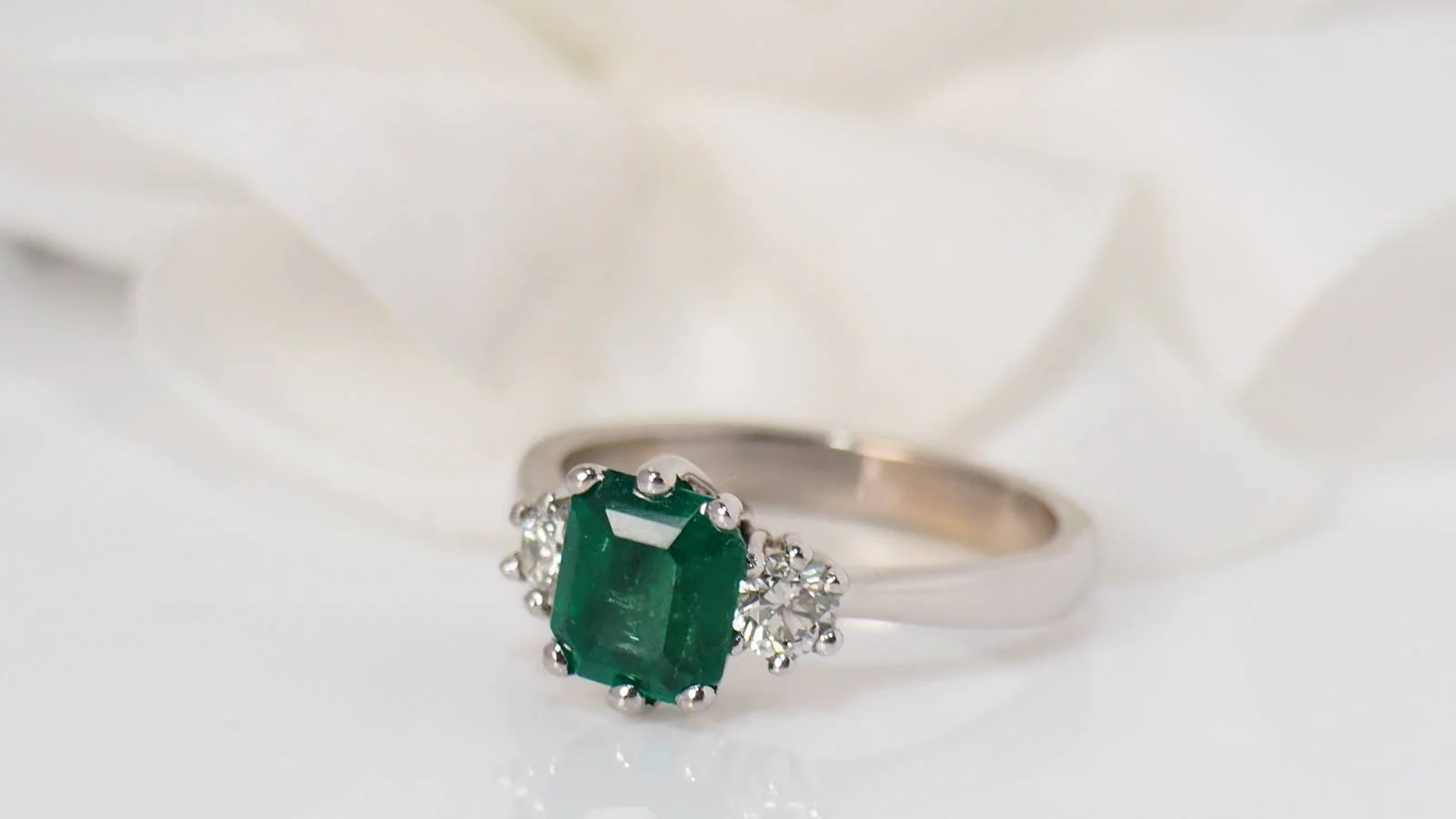 White gold, emerald and diamond ring  - Image 6