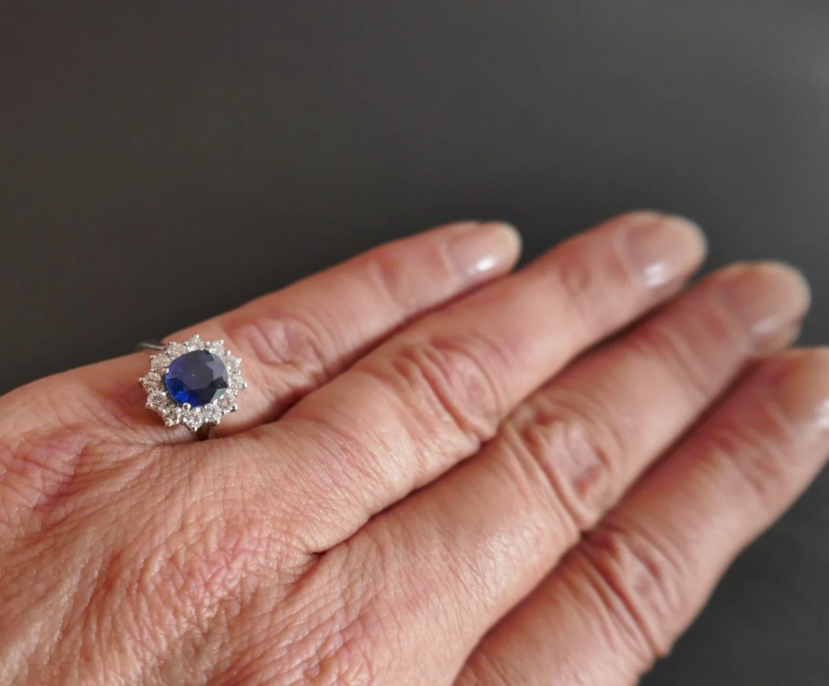 Daisy ring in white gold, natural sapphire and diamonds - Image 6