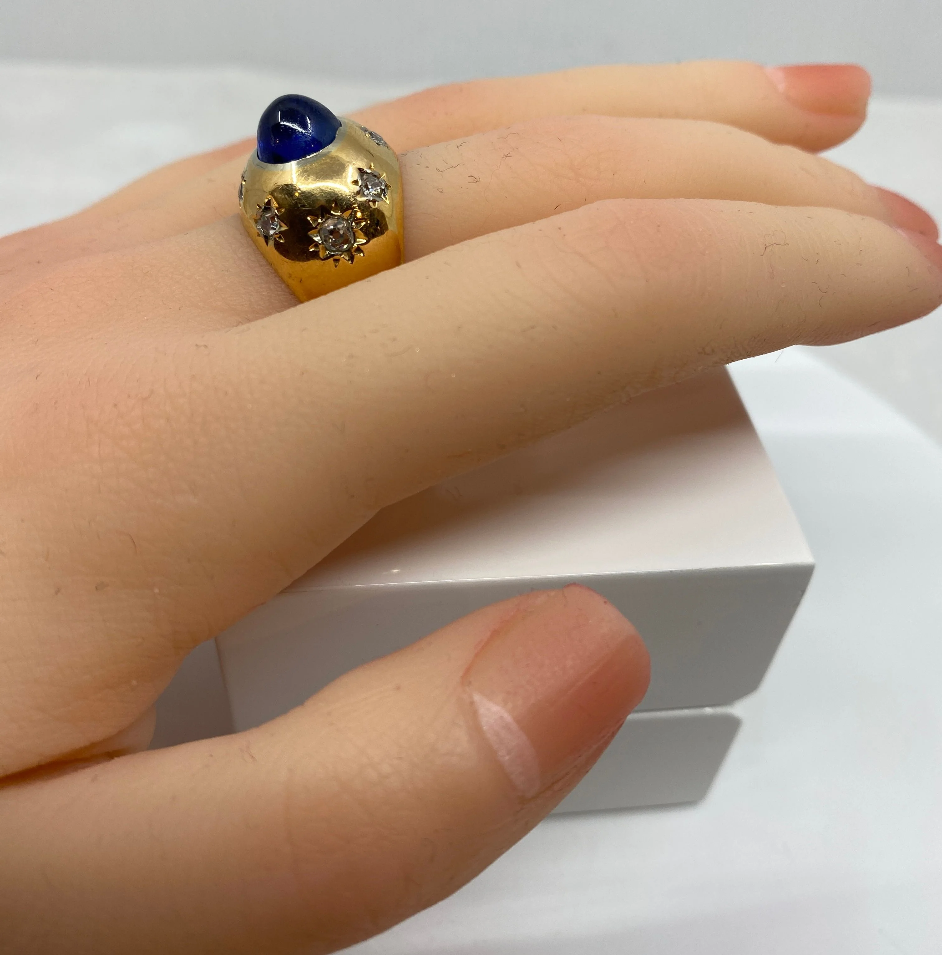 18-carat gold ring, 5.10 ct unheated Ceylon cabochon sapphire circa 1940 - Image 10