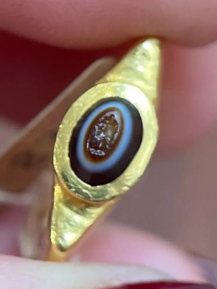 Antique Roman intaglio ring on agate depicting Athena in profile - Image 9