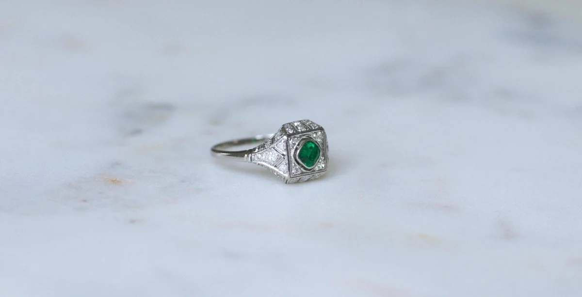 Ring Dome in paltinium, emerald and diamonds - Image 7