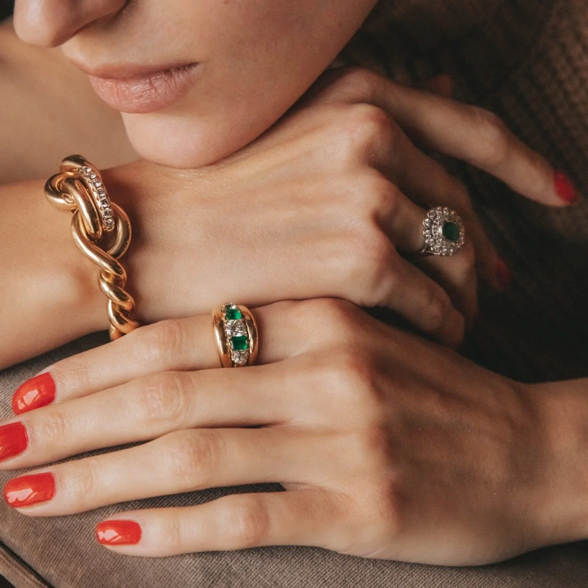 Bandeau ring in yellow gold, emeralds and diamonds - Image 2