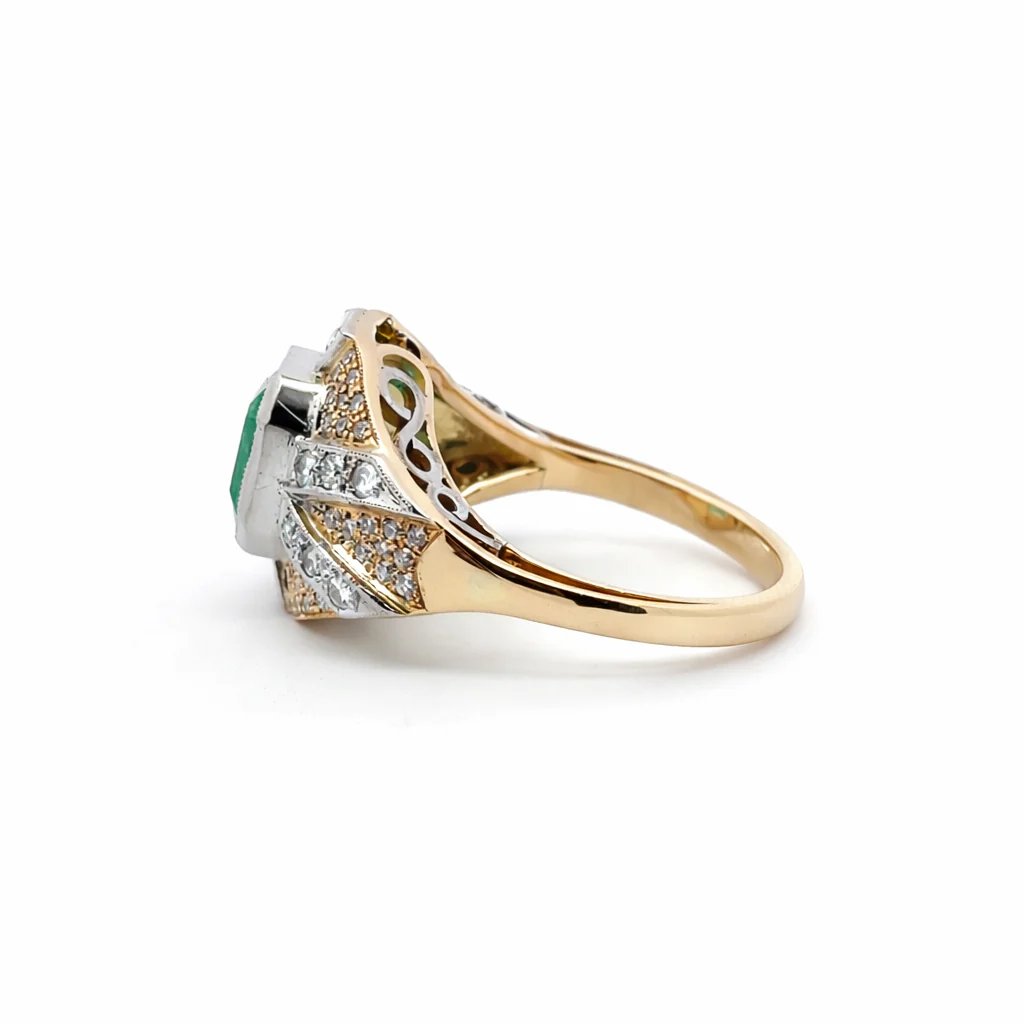 Ring Cocktail in yellow gold, white gold, emerald and diamonds - Image 3