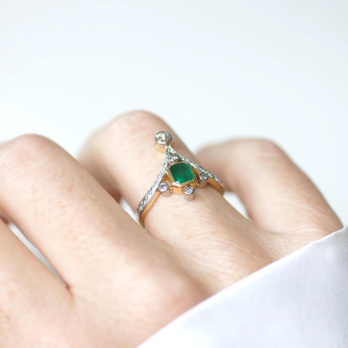 Ring DUCHESSE Emeraude and diamonds in yellow gold and paltinium - Image 2