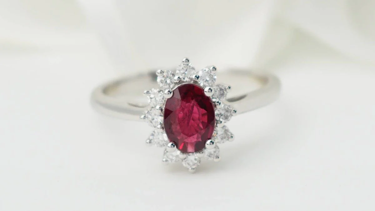 Ring Marguerite in white gold, ruby and diamonds - Image 4