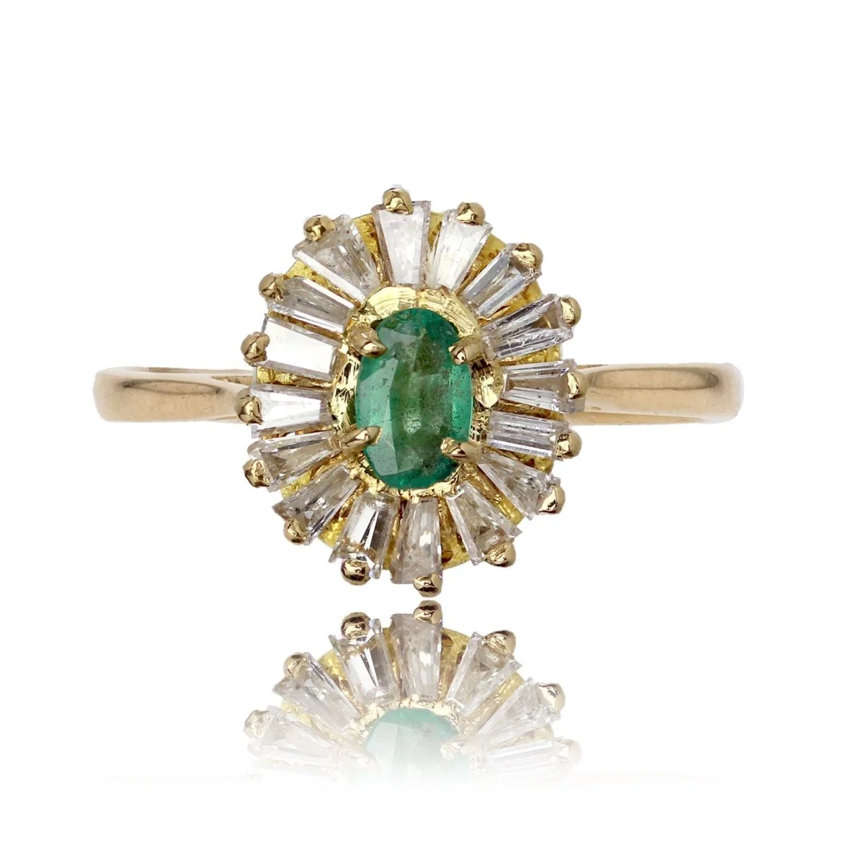 Ring Surroundings in yellow gold, emerald and diamonds