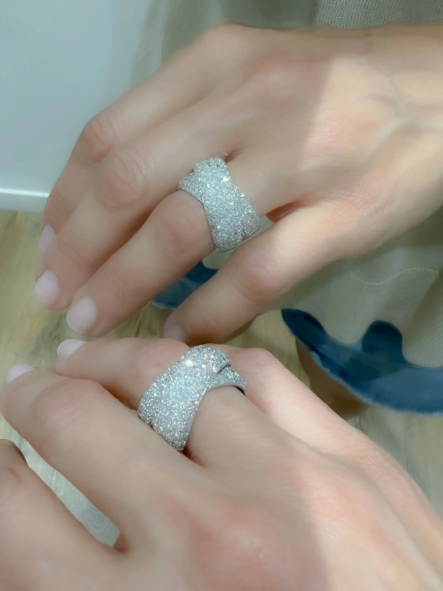 Crossed white gold ring entirely paved with diamonds - Image 5