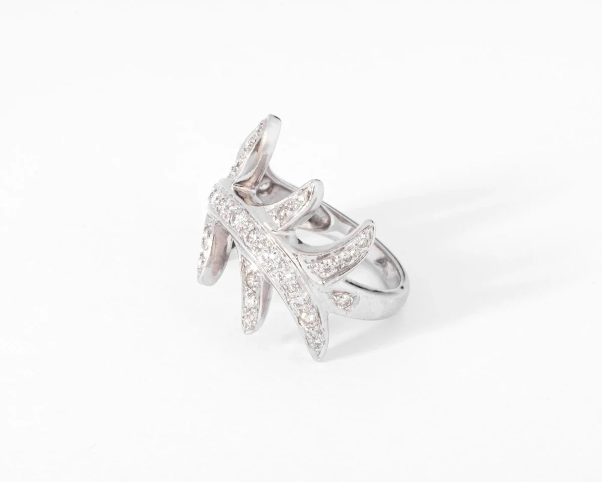 White gold diamond foliage ring - Image 3