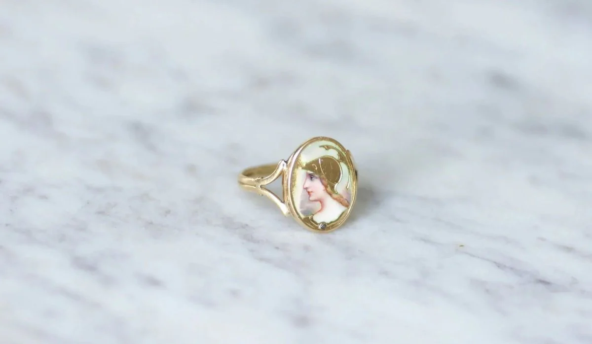 Guilloché enamel Athena portrait ring on gold - Image 5