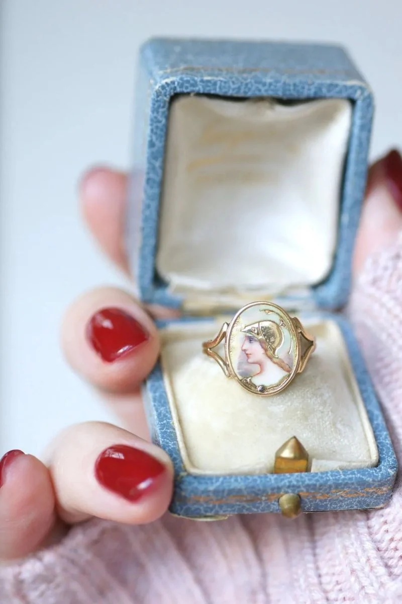 Guilloché enamel Athena portrait ring on gold - Image 8