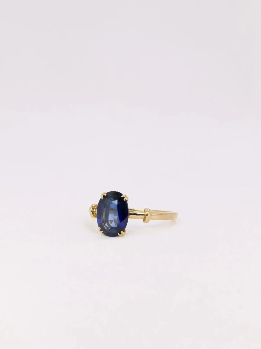 Solitaire ring in yellow gold and sapphire - Image 3