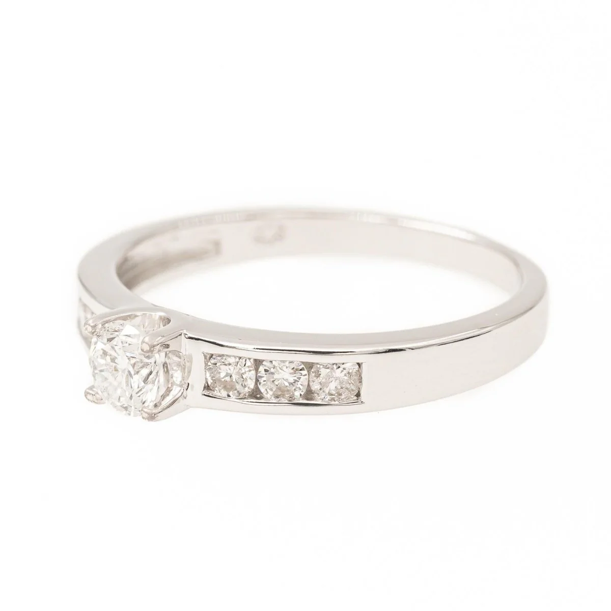 Solitaire ring in white gold and diamonds - Image 2