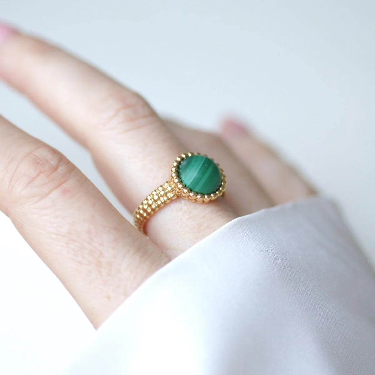 Ring VAN CLEEF & ARPELS "Perlée Couleurs" in yellow gold and malachite - Image 8