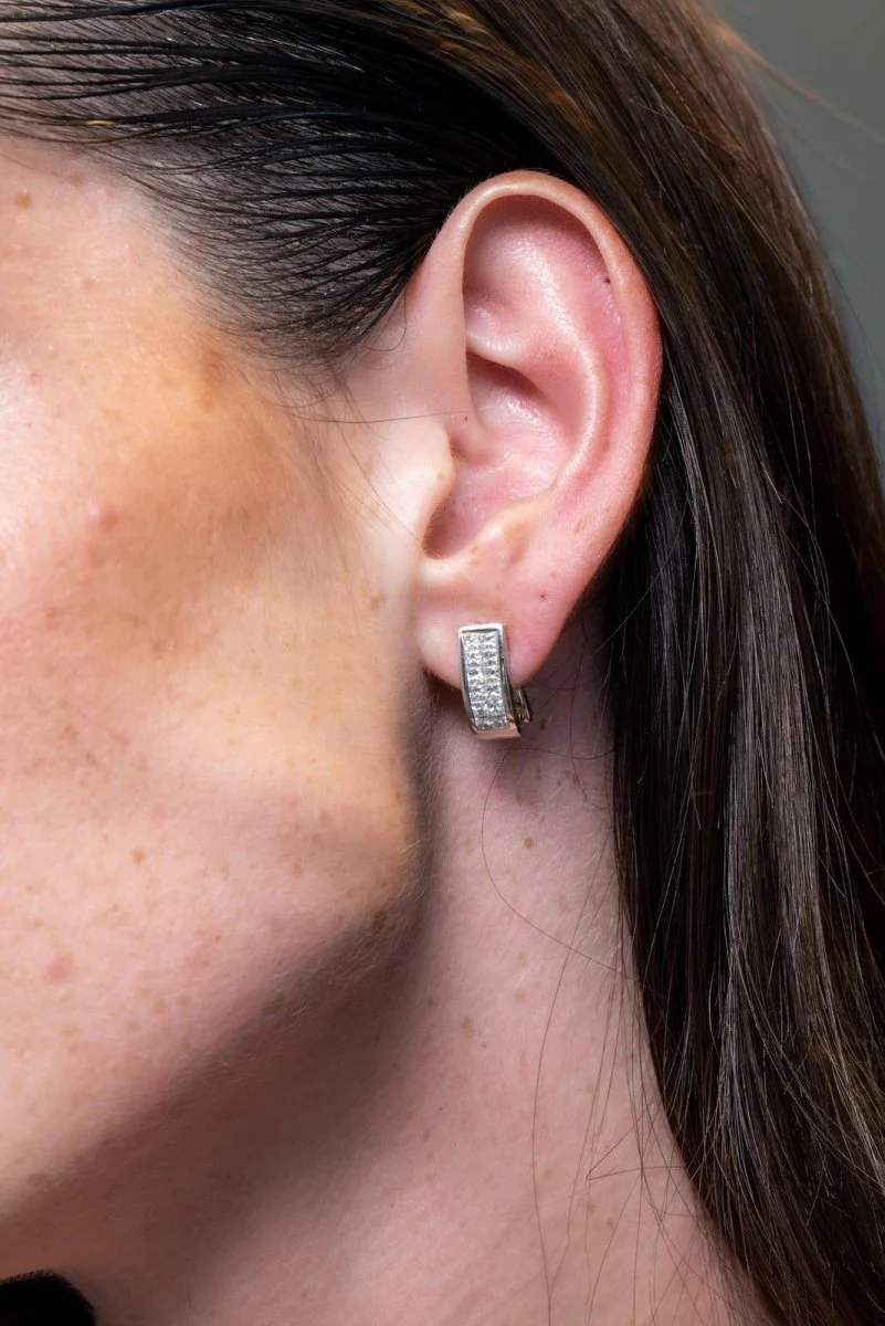 Pavée diamond earrings in white gold - Image 7
