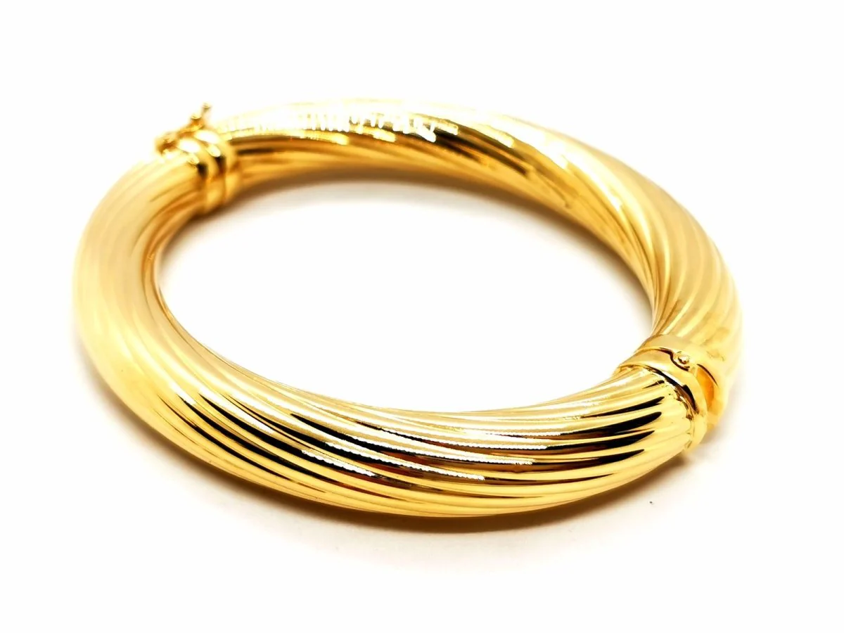 Twisted bangle bracelet in yellow gold - Image 7