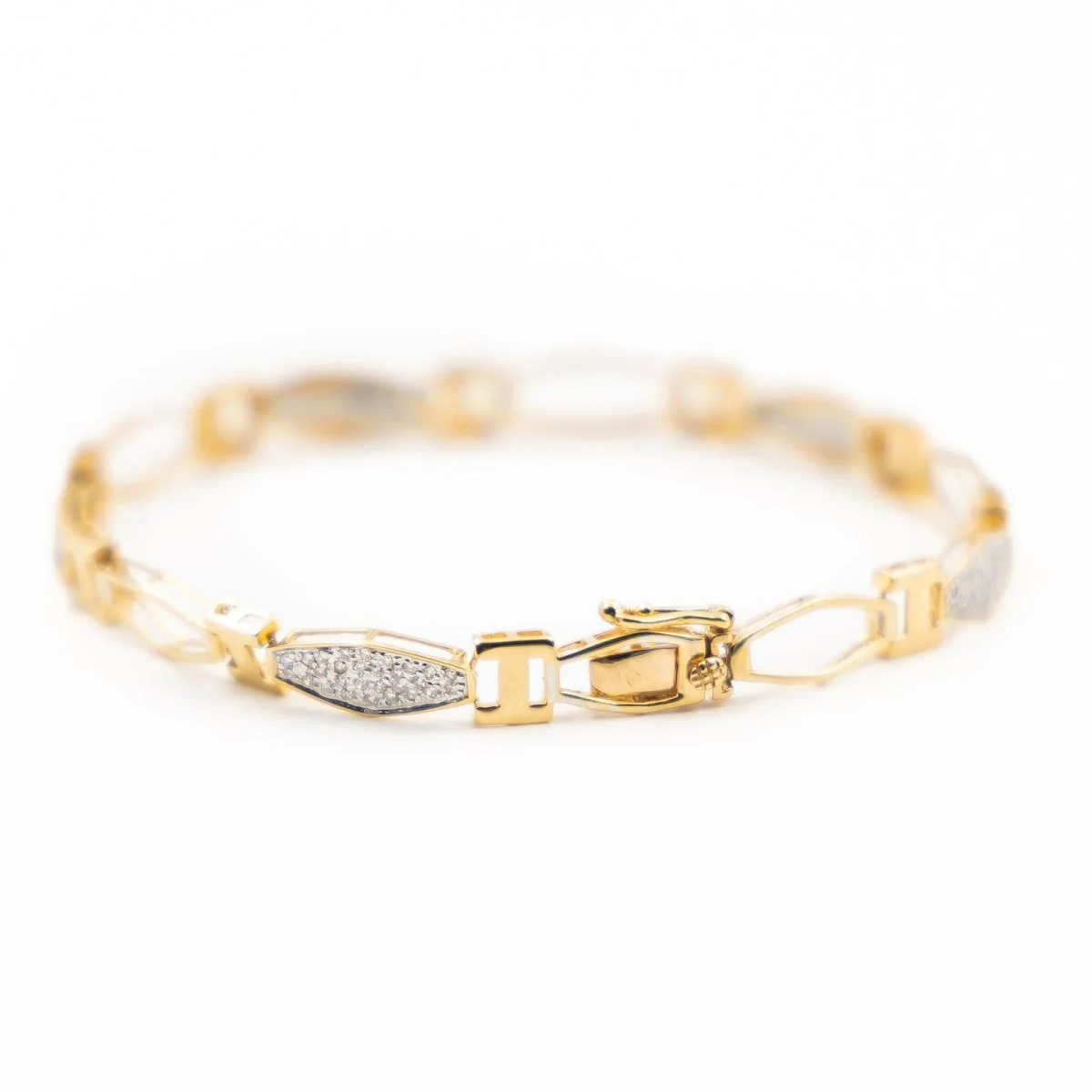 Yellow gold and paved diamond alternating mesh bracelet - Image 7