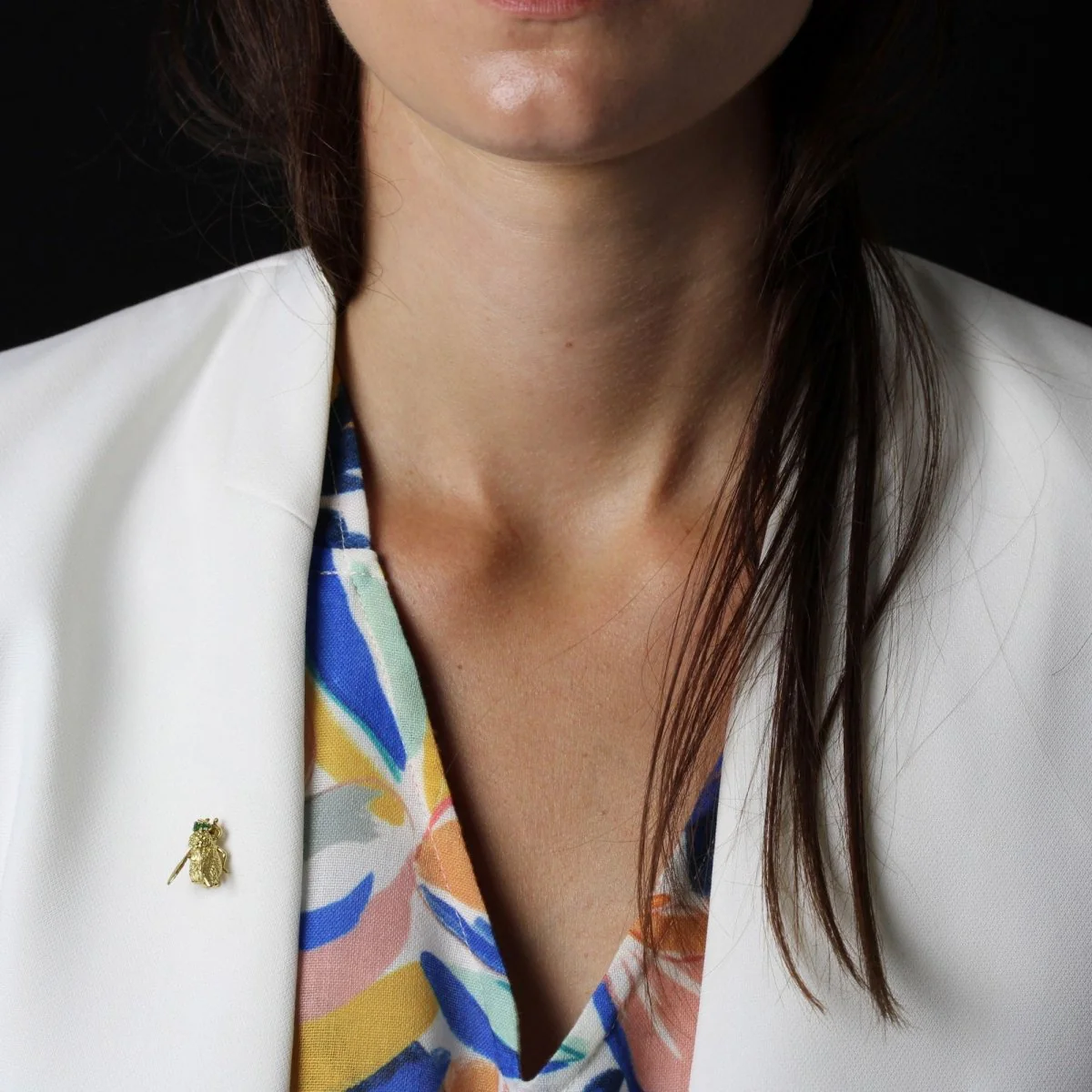 Bee brooch in yellow gold and emeralds - Image 2