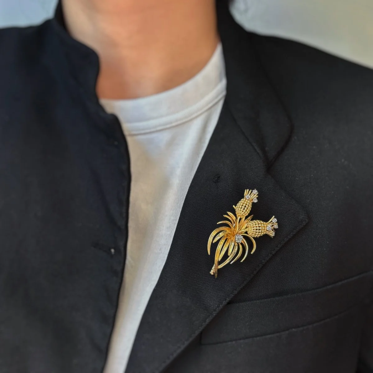 Pineapple clip brooch in yellow gold, platinum and diamonds - Image 2