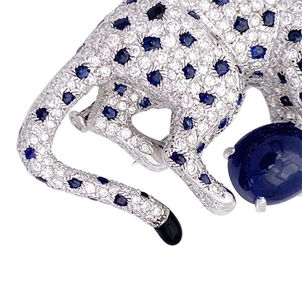 CARTIER “Nefertari Panthère” brooch in platinum, enamel, emeralds, sapphires and diamonds - Image 6