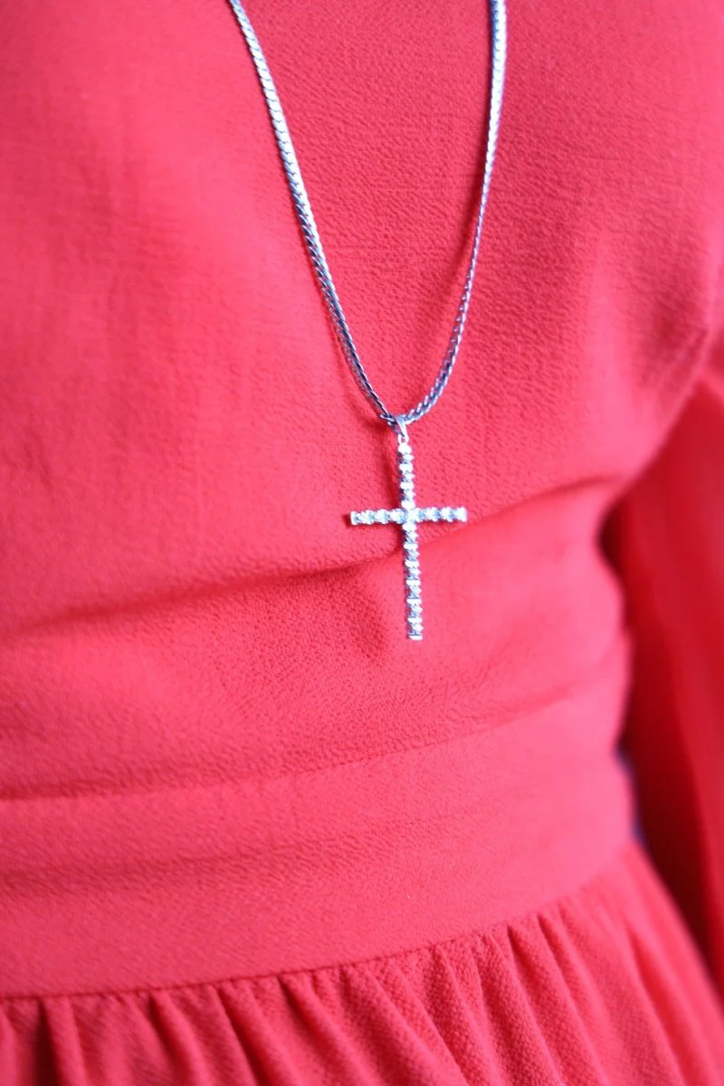 Cross pendant necklace in white gold and diamonds - Image 7