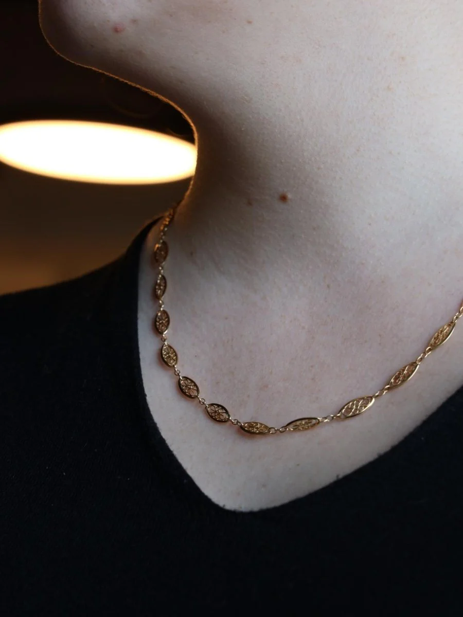 Filigree mesh chain necklace in yellow gold - Image 7