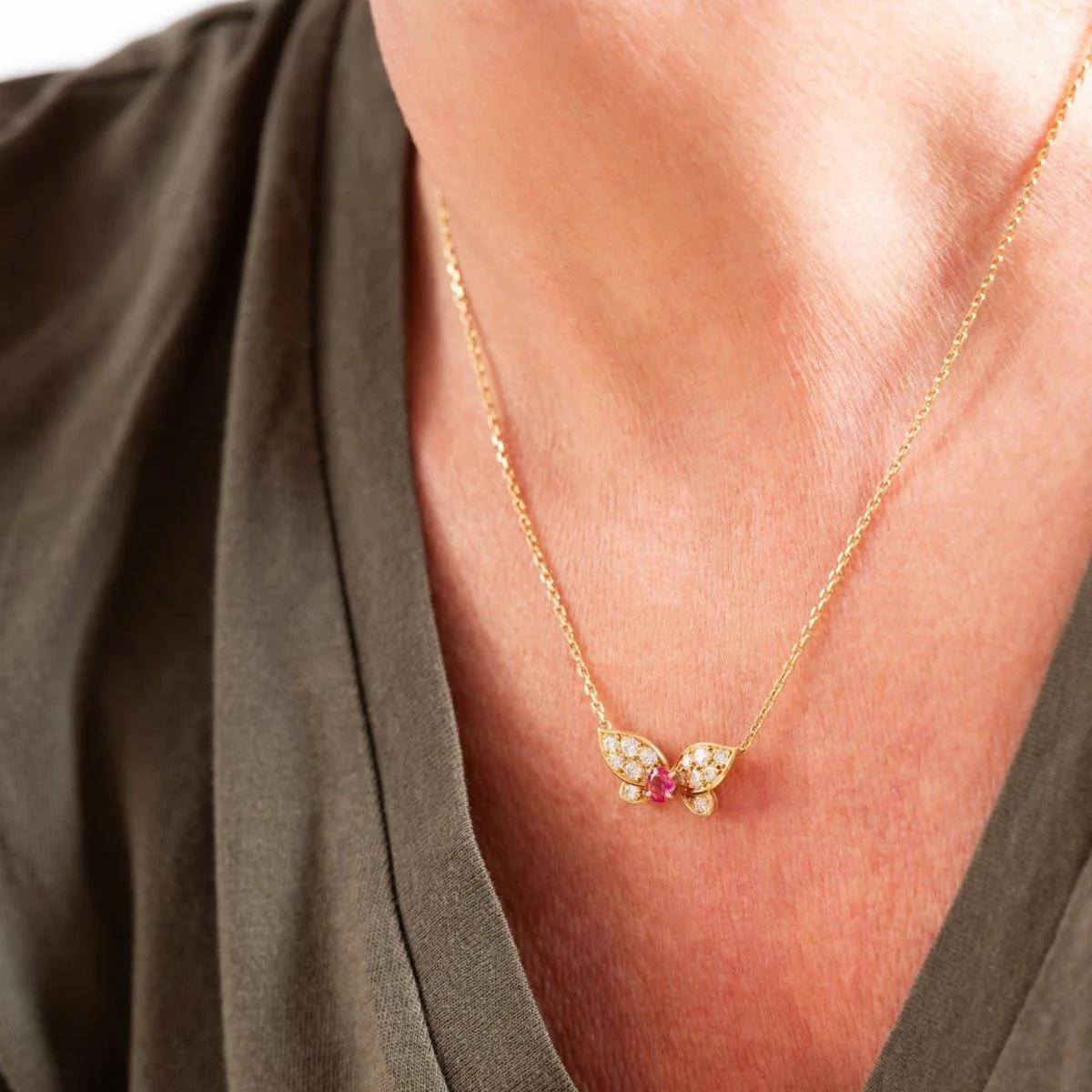 VAN CLEEF &amp; ARPELS Papillon Pendant Necklace in yellow gold, rubies and diamonds  - Image 2