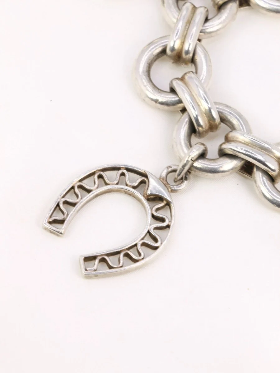 Gaétan de Percin (attributed to HERMES) Silver bracelet and horse-racing theme charms - Image 9