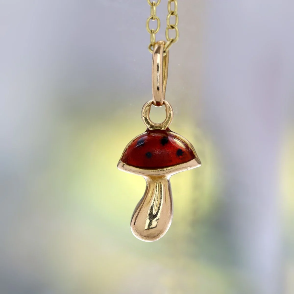 Mushroom charm pendant in yellow gold and enamel - Image 3