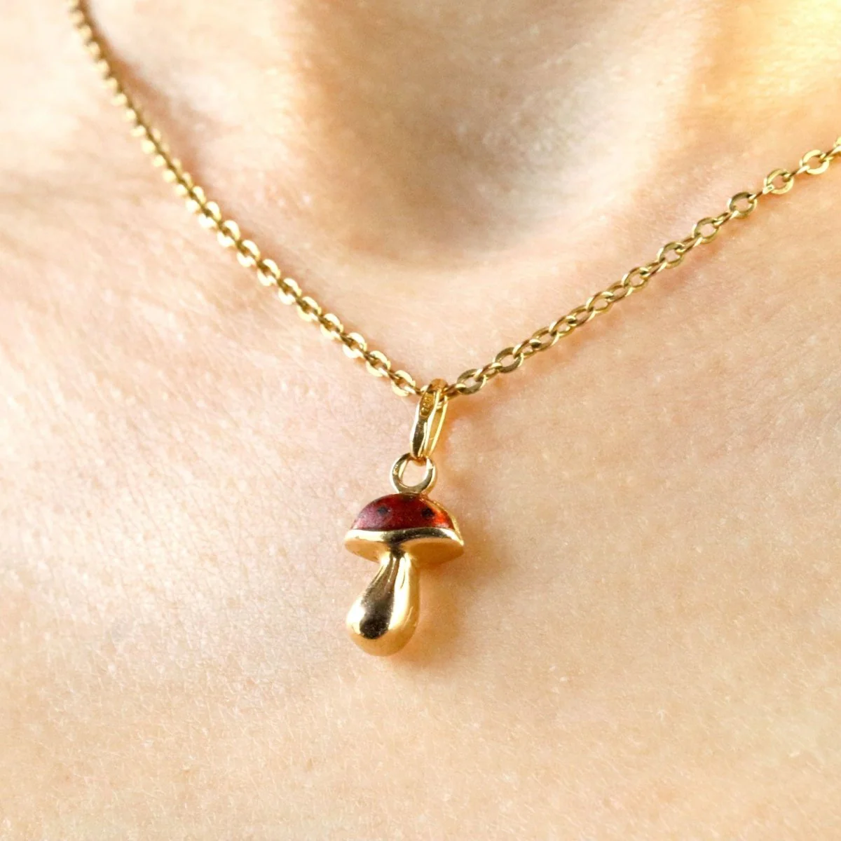 Mushroom charm pendant in yellow gold and enamel - Image 6