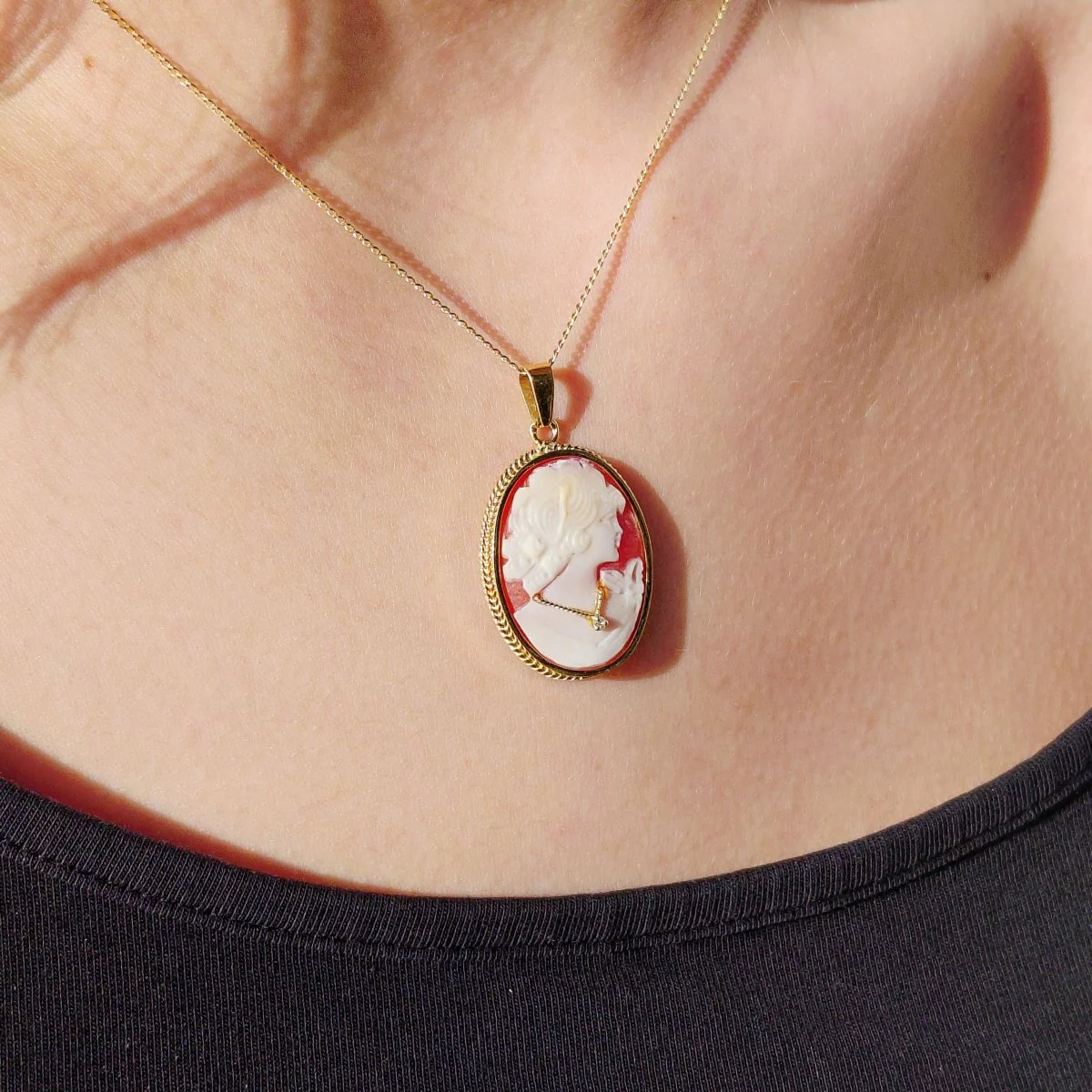 Cameo pendant in yellow gold, shell, and diamond - Image 12