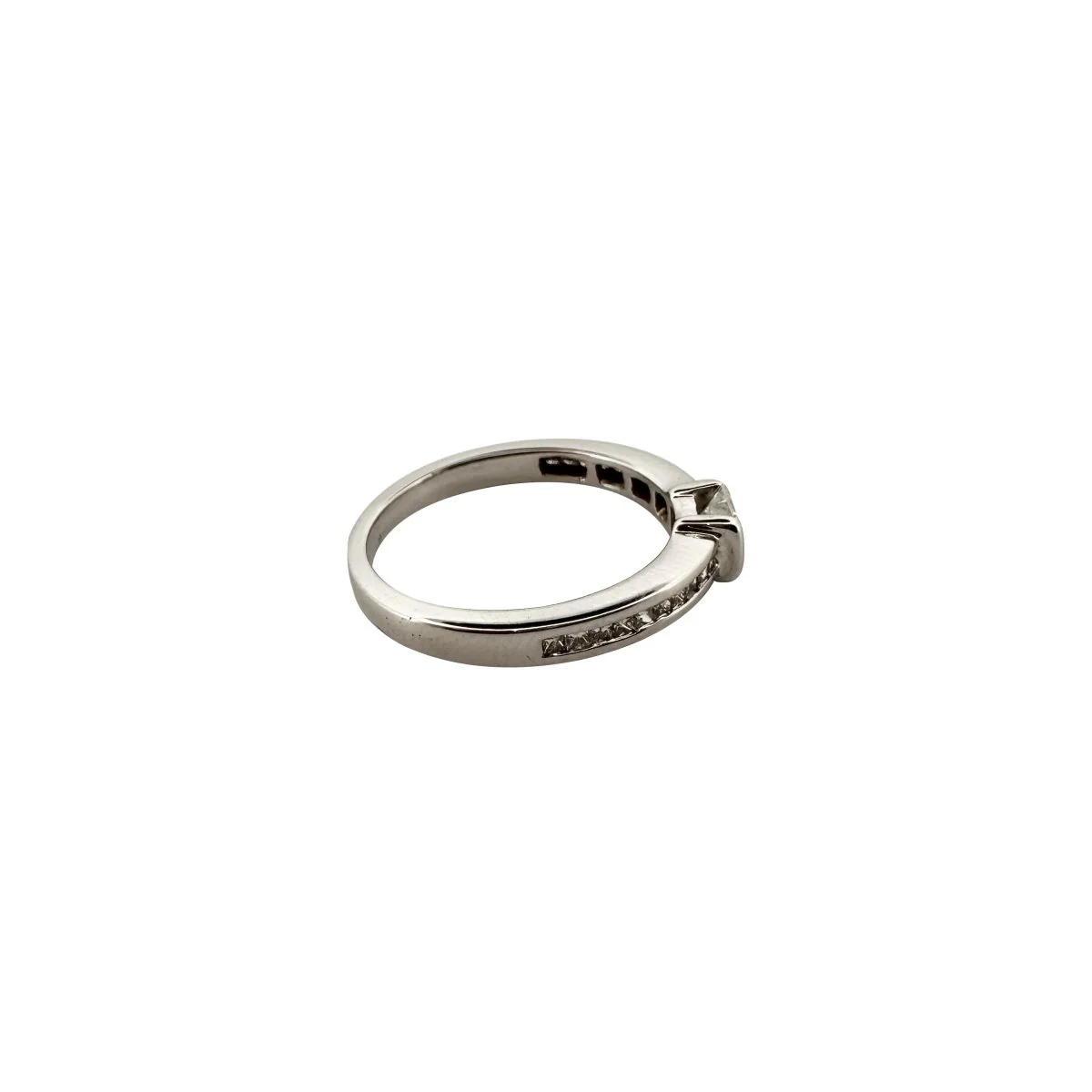 Solitaire ring in white gold and diamonds - Image 2