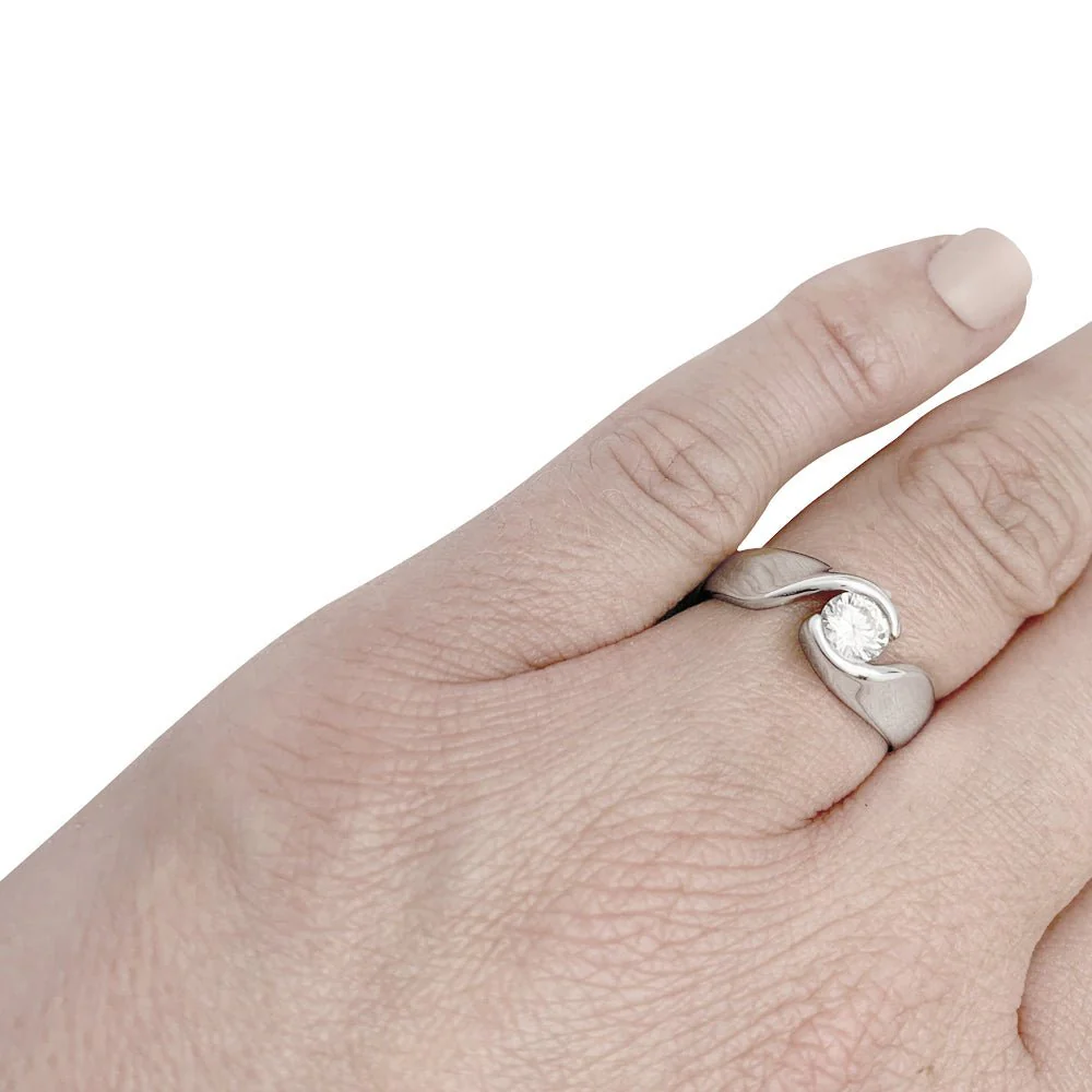 White gold solitaire set with a diamond - Image 3